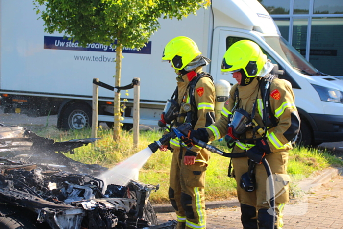 Auto verwoest door felle brand