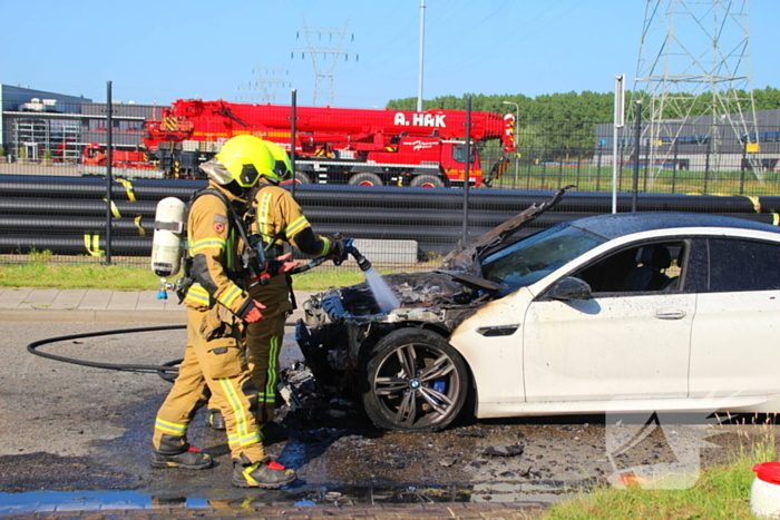 Auto verwoest door felle brand