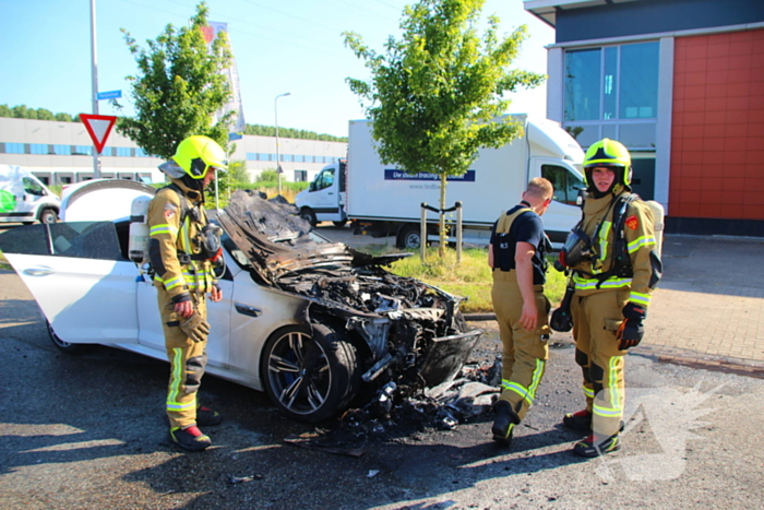 Auto verwoest door felle brand