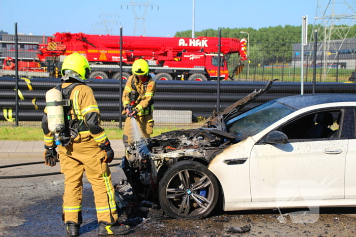 Auto verwoest door felle brand