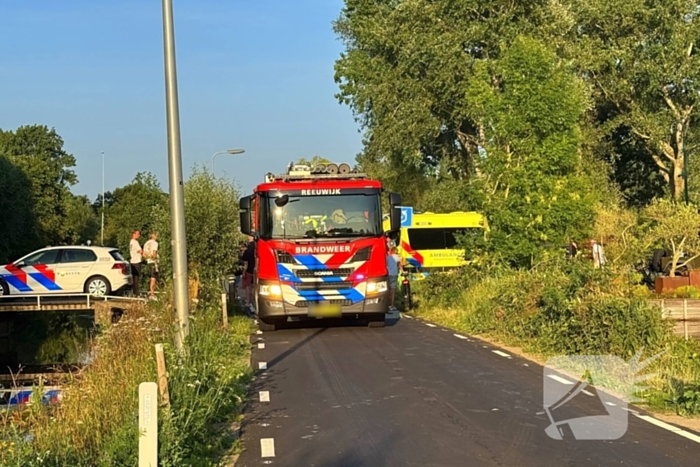 Voertuig belandt in water