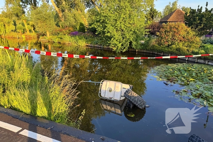 Voertuig belandt in water