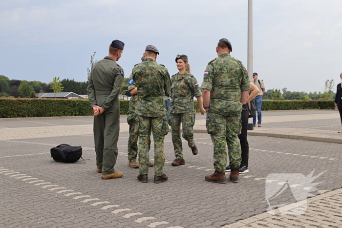Meerdere helikopter landen op oud vliegveld Valkenburg