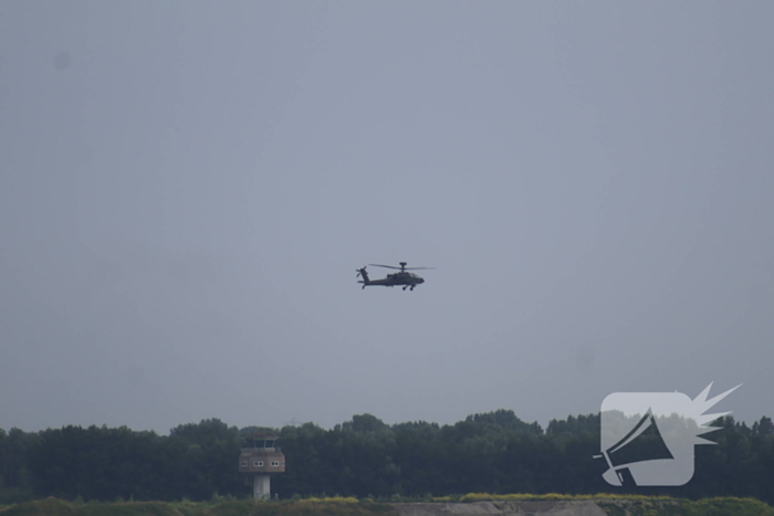 Meerdere helikopter landen op oud vliegveld Valkenburg