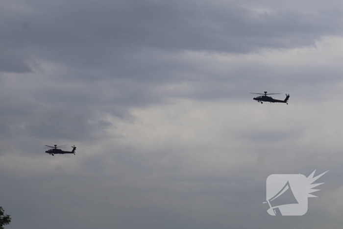 Meerdere helikopter landen op oud vliegveld Valkenburg