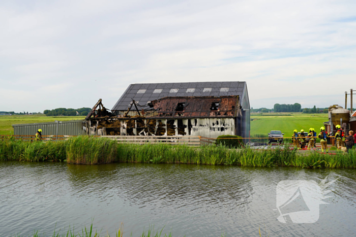 Schuur met lammeren vat vlam