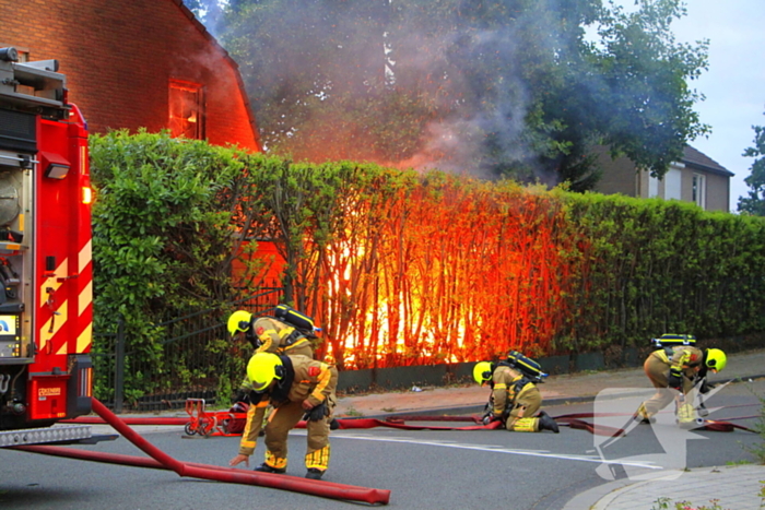 Felle schuurbrand slaat over naar woonhuis, persoon gewond