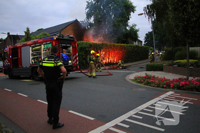 Felle schuurbrand slaat over naar woonhuis, persoon gewond