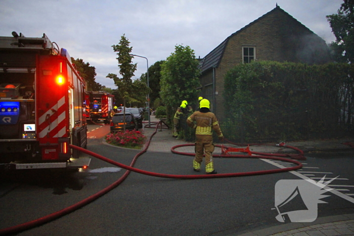 Felle schuurbrand slaat over naar woonhuis, persoon gewond
