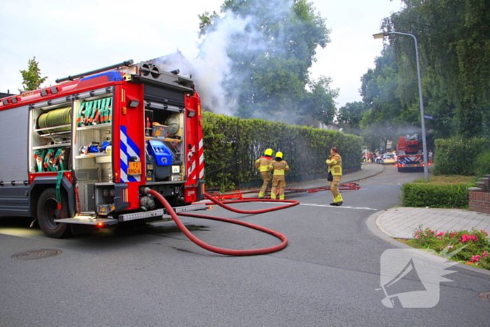 Felle schuurbrand slaat over naar woonhuis, persoon gewond