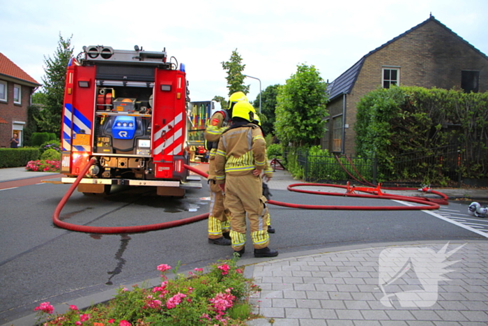 Felle schuurbrand slaat over naar woonhuis, persoon gewond