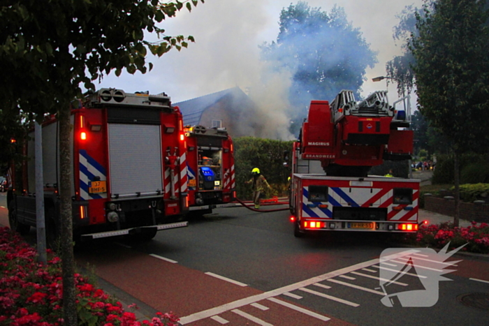 Felle schuurbrand slaat over naar woonhuis, persoon gewond