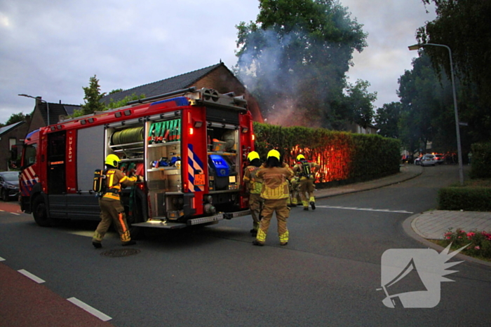 Felle schuurbrand slaat over naar woonhuis, persoon gewond
