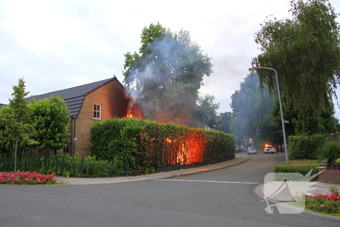 Felle schuurbrand slaat over naar woonhuis, persoon gewond