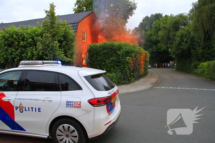 Felle schuurbrand slaat over naar woonhuis, persoon gewond