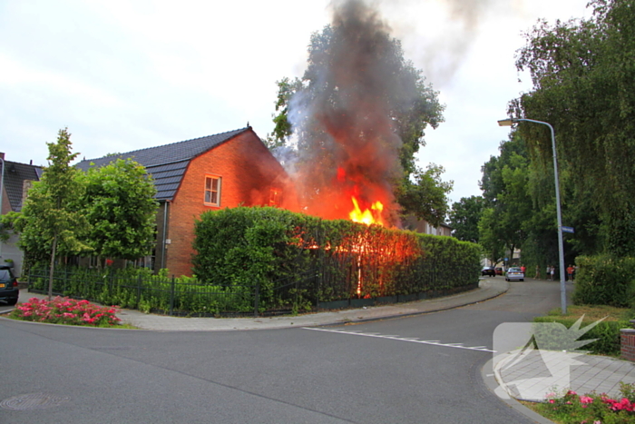 Felle schuurbrand slaat over naar woonhuis, persoon gewond