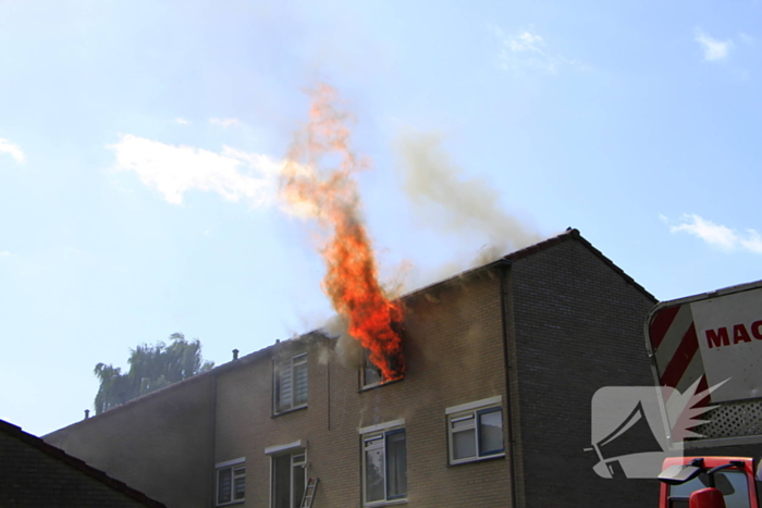 Grote uitslaande brand in woning