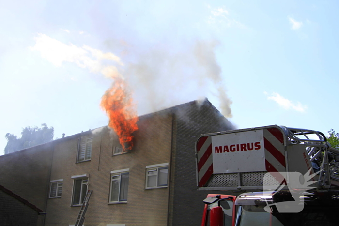Grote uitslaande brand in woning