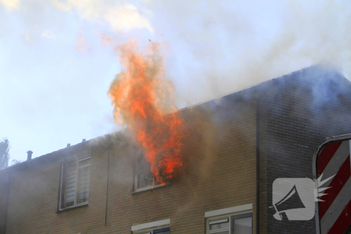 Grote uitslaande brand in woning