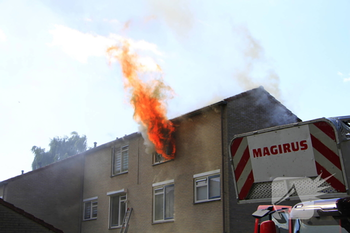 Grote uitslaande brand in woning