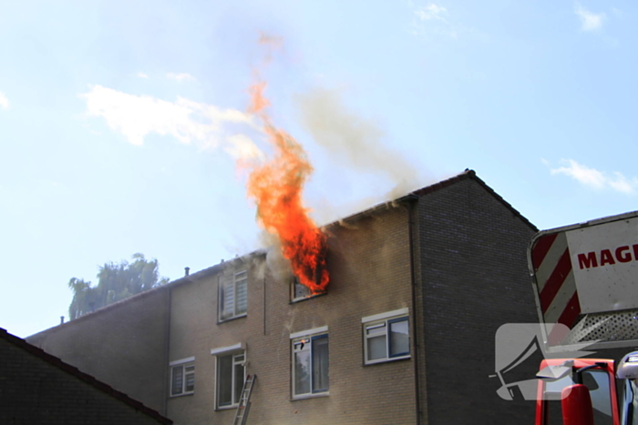 Grote uitslaande brand in woning