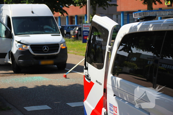 Veel schade bij aanrijding tussen bestelbus en personenauto