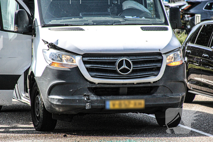 Veel schade bij aanrijding tussen bestelbus en personenauto