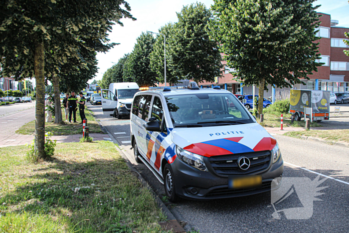 Veel schade bij aanrijding tussen bestelbus en personenauto