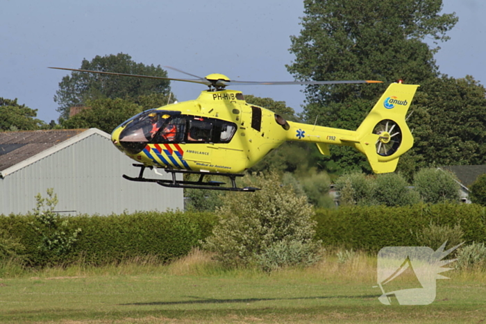 Persoon zwaargewond bij ongeval in weiland