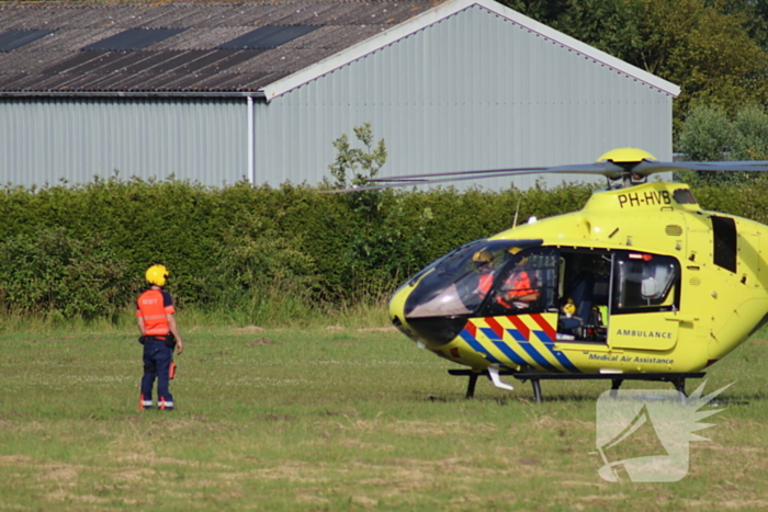 Persoon zwaargewond bij ongeval in weiland