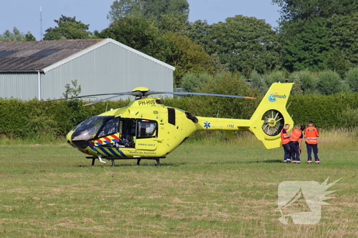 Persoon zwaargewond bij ongeval in weiland