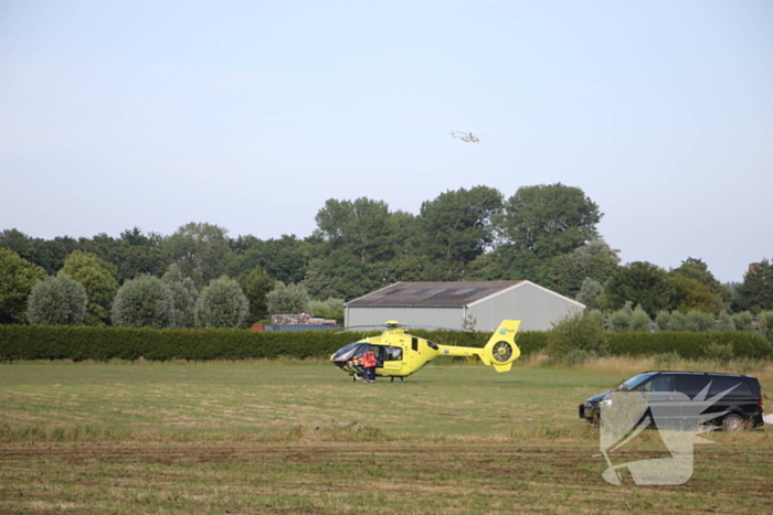 Persoon zwaargewond bij ongeval in weiland