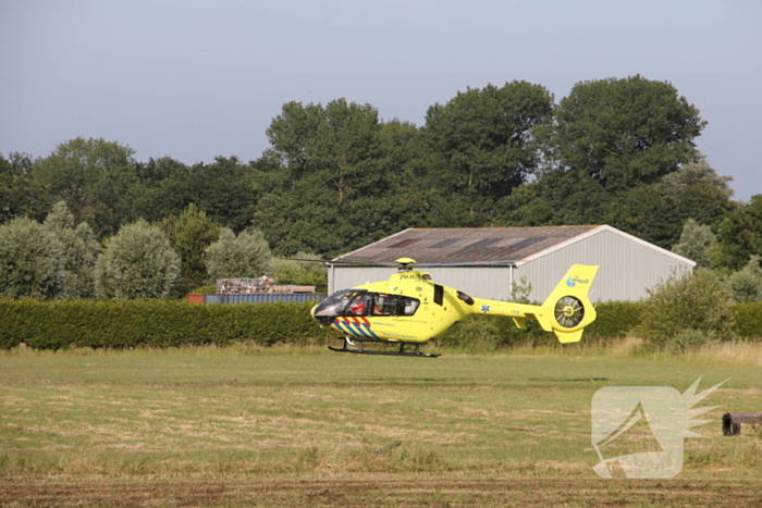 Persoon zwaargewond bij ongeval in weiland