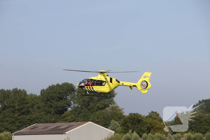Persoon zwaargewond bij ongeval in weiland