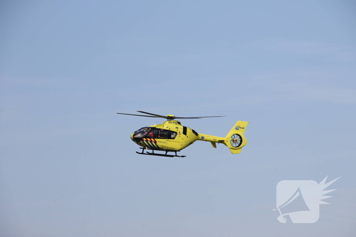 Persoon zwaargewond bij ongeval in weiland