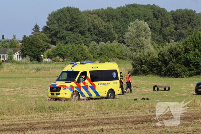 Persoon zwaargewond bij ongeval in weiland