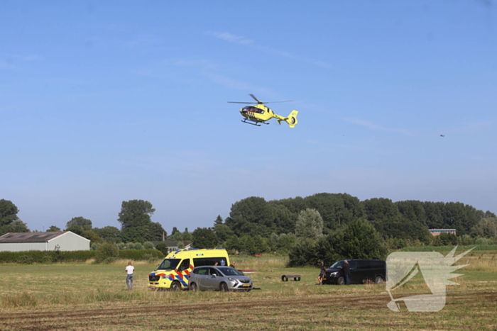 Persoon zwaargewond bij ongeval in weiland