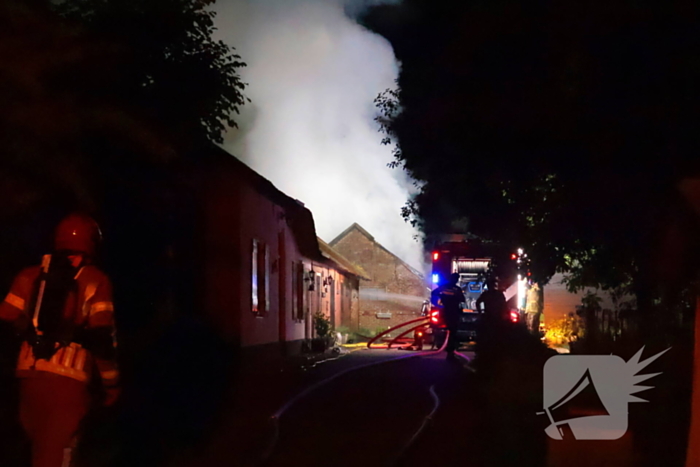 Grote brand in schuur achter woonhuis