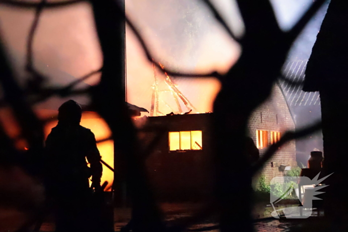 Grote brand in schuur achter woonhuis