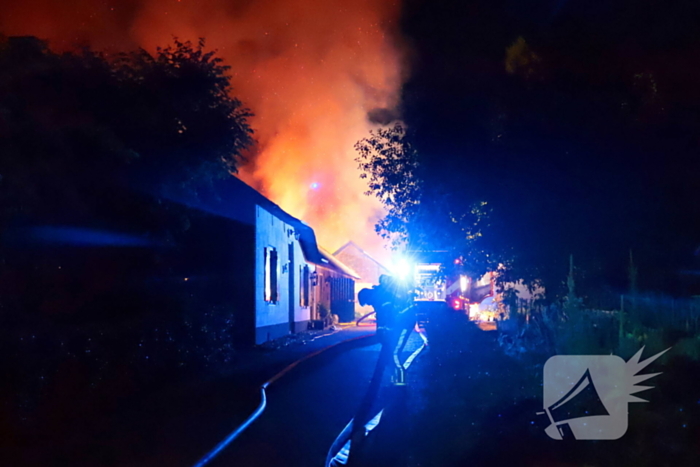 Grote brand in schuur achter woonhuis