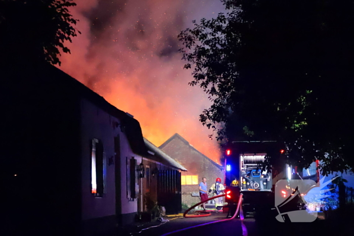 Grote brand in schuur achter woonhuis