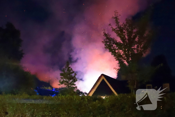 Grote brand in schuur achter woonhuis