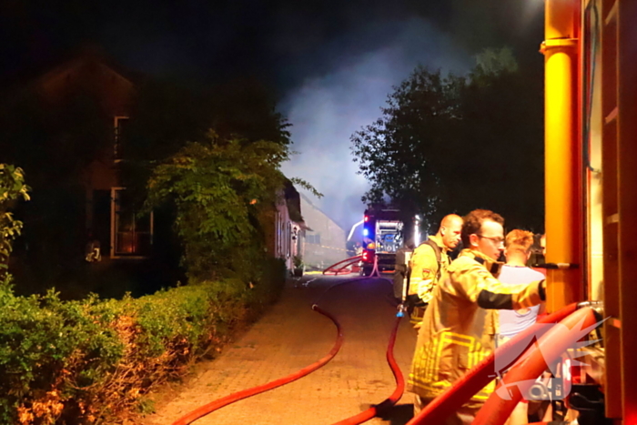 Grote brand in schuur achter woonhuis