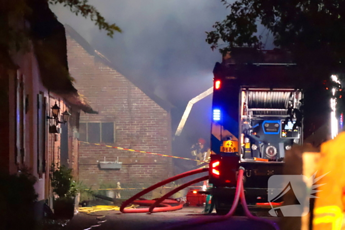 Grote brand in schuur achter woonhuis