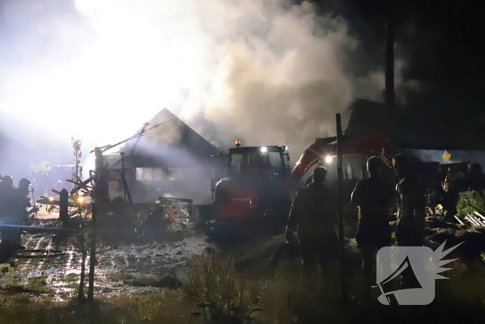 Grote brand in schuur achter woonhuis