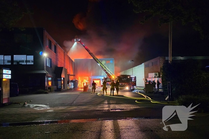 Uitslaande brand in bedrijfspand brandweer schaalt groots op