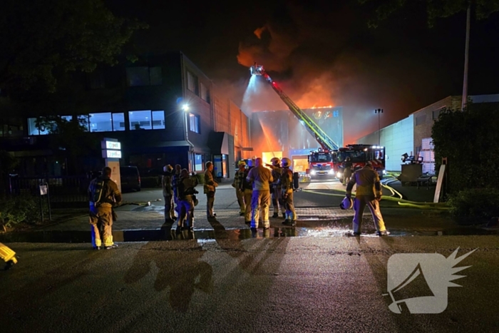 Uitslaande brand in bedrijfspand brandweer schaalt groots op