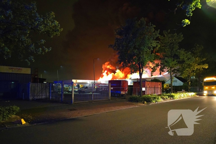 Uitslaande brand in bedrijfspand brandweer schaalt groots op