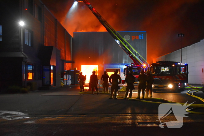 Uitslaande brand in bedrijfspand brandweer schaalt groots op