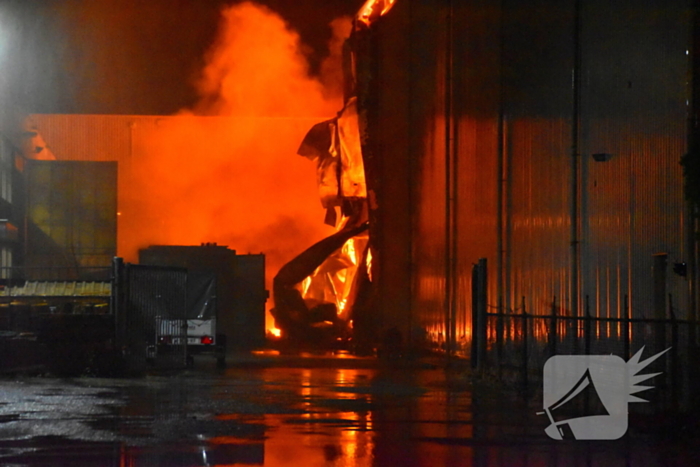 Uitslaande brand in bedrijfspand brandweer schaalt groots op